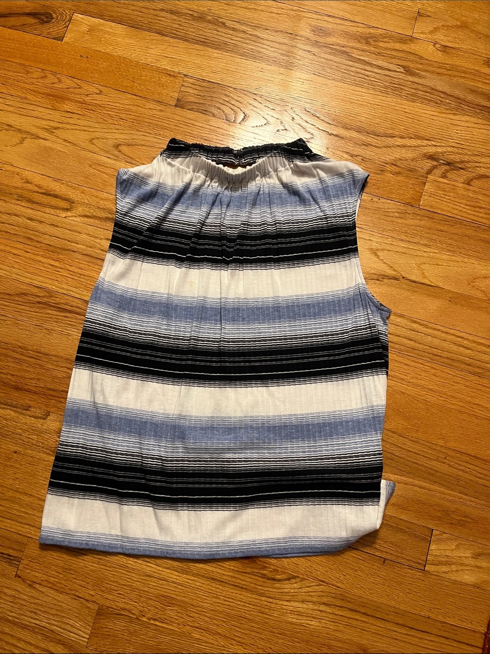 Laundry- Striped Sleeveless Mock Neck Top in Blue & White. Size large.